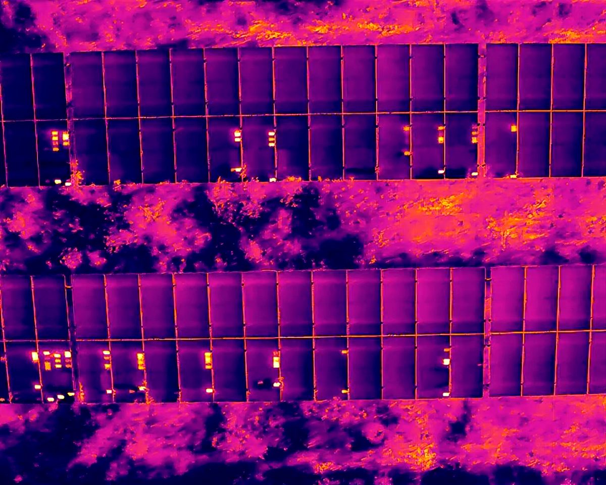 Image thermique de panneaux photovoltaïques : les cellules en surchauffe apparaissent en jaune vif